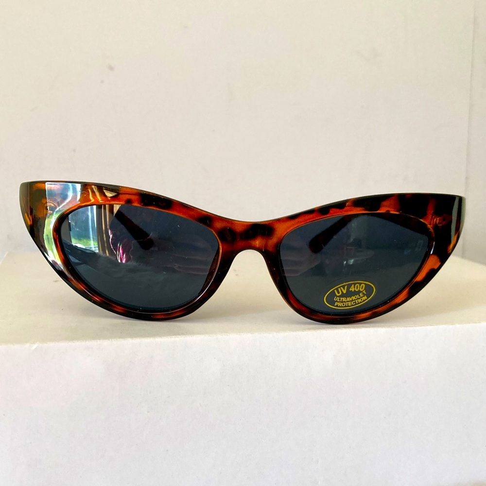 Angled retro tortoise cat eye sunglasses